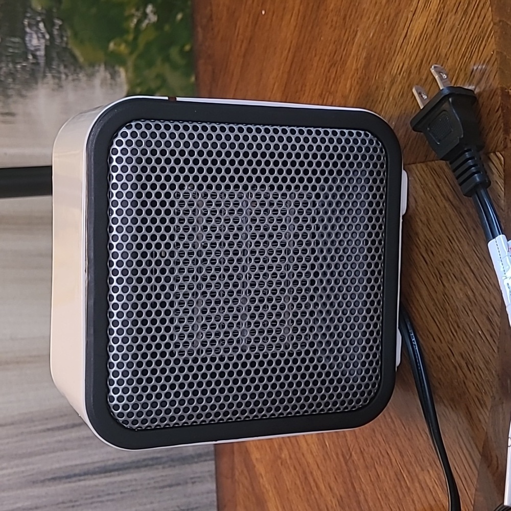 New! Amazon Basics 500 watt ceramic small space personal mini heater